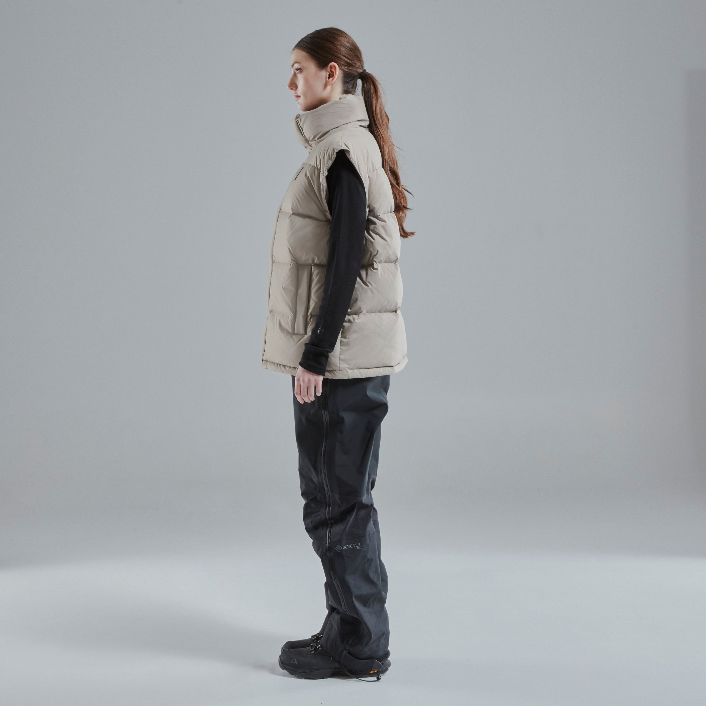 Dyngja Down Vest model-women