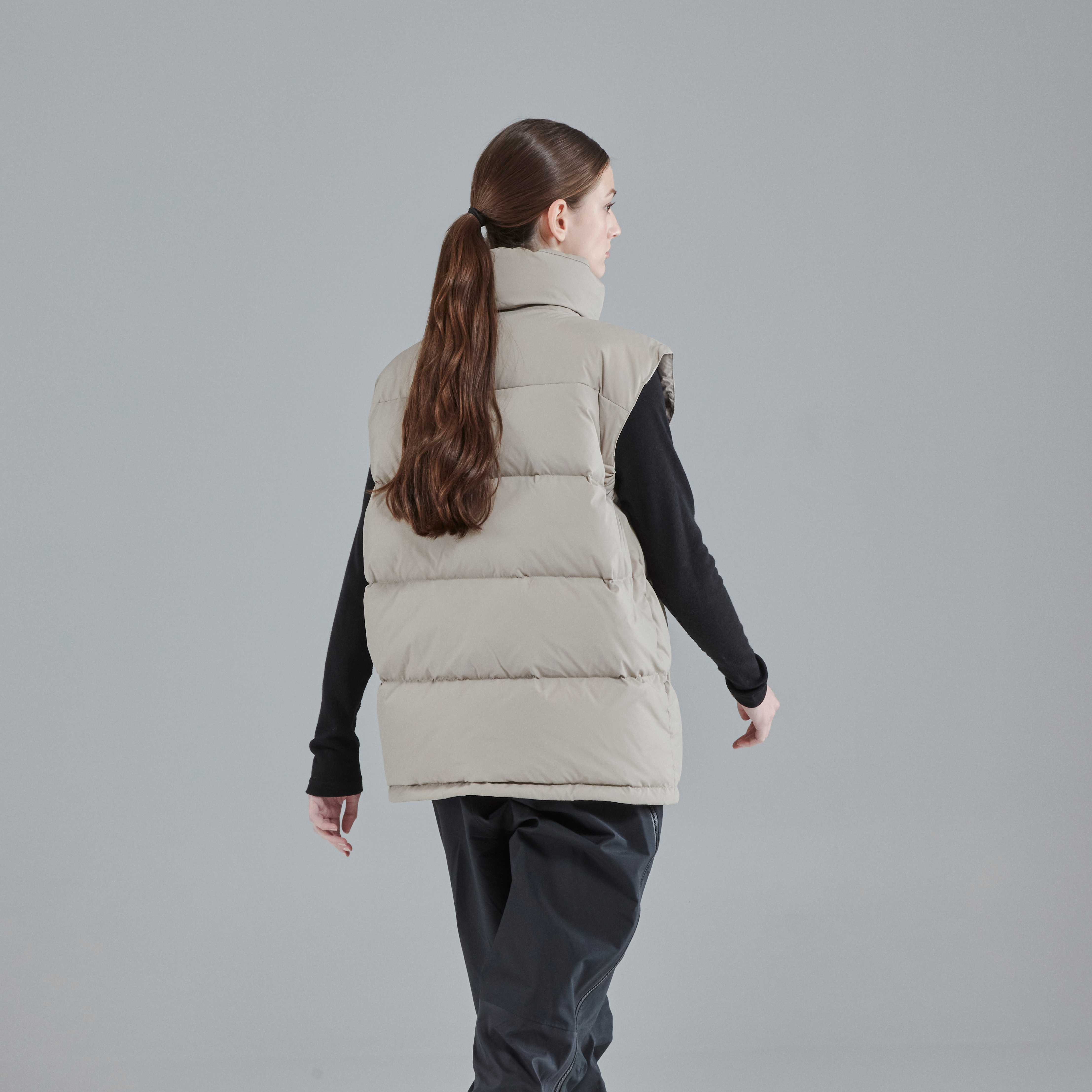 Dyngja Down Vest model-women